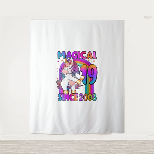 19歳のユニコーンがフロッシング 19歳の誕生日ガールU タペストリー (正面)