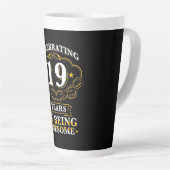 19祝年間の存在素晴らし カフェラテマグ (右アングル)