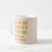 1900おもしろい年代の私に我慢して生まれほしい コーヒーマグカップ (正面左)