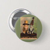 1900匹の猫が帽子をかぶったRPPC 缶バッジ (正面&裏面)