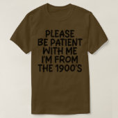 1900年代の私と一緒に我慢して下さい Tシャツ (デザイン正面)