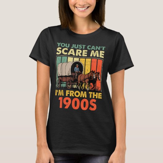 1900年代出身と言えば私を見下せないよ 面白い男性用W Tシャツ (正面)