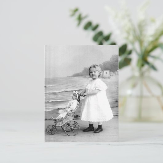 1900年代初めの少女と彼女の人形 ポストカード (スタンド正面)