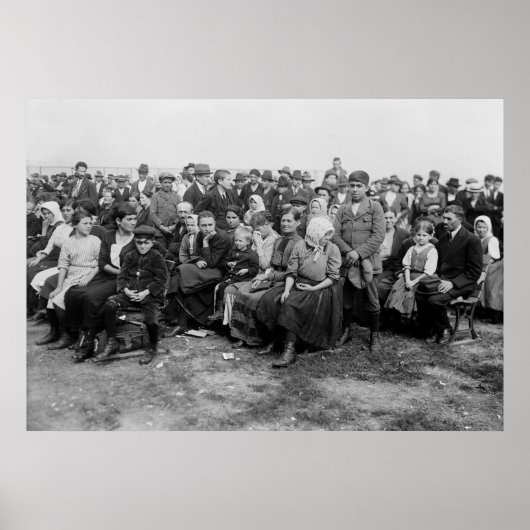 1900年代初頭のエリス島で待ち構えている ポスター (正面)