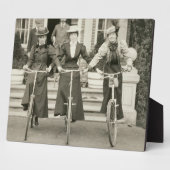 1900年代初頭、自転車に乗った3人の女性(写真付き) フォトプラーク (側面)