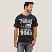 1900年代生まれなので待ってね ギフト Tシャツ (正面フル)