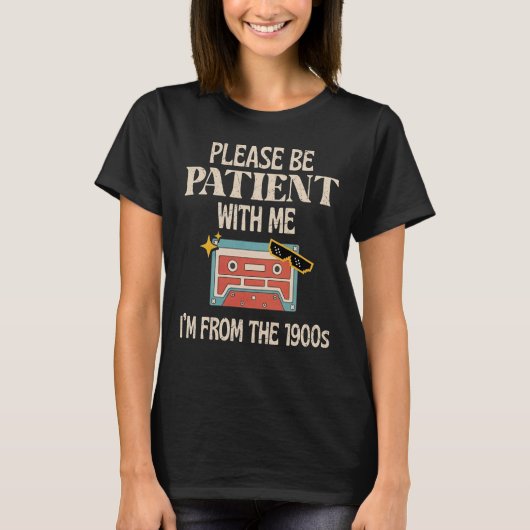 1900年代生まれの私はゆっくりでいいですか 面白い Tシャツ (正面)