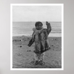1906年 アラスカの浜辺のエスキモーの子供 ポスター