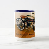 1910年のウィンチェスターのオートバイ ツートーンマグカップ (中央)