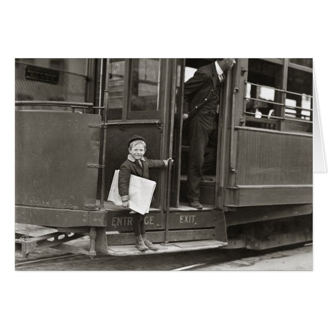 1910年のトロリーに乗る新聞少年 (正面横)