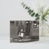 1910年のトロリーに乗る新聞少年 ポストカード (スタンド正面)