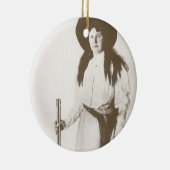 1910年ライフルを持つ女性のカーボーイの写真ポートレート セラミックオーナメント (右)