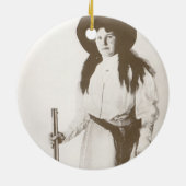 1910年ライフルを持つ女性のカーボーイの写真ポートレート セラミックオーナメント (裏面)