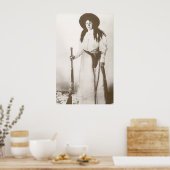 1910年ライフルを持つ女性のカーボーイの写真ポートレート ポスター (キッチン)