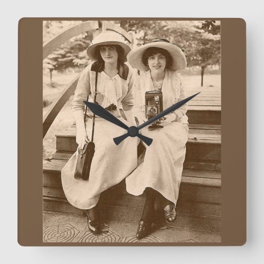1910年頃のカメラガール スクエア壁時計 (正面)