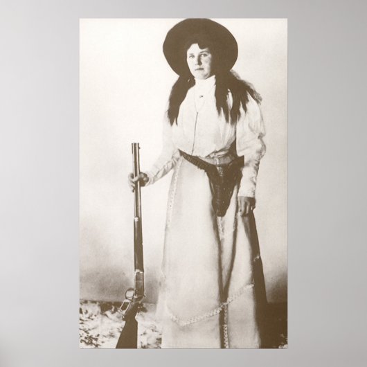 1910年、西部開拓時代の女性を捉えた写真　銃を手にしたコウガール ポスター (正面)