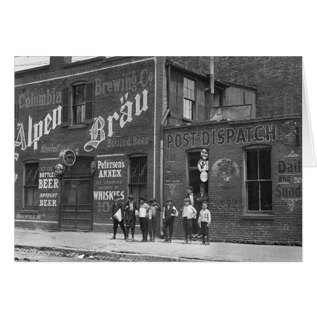 1910年、酒場の外に立つ新聞少年 (正面横)
