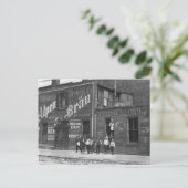 1910年、酒場の外に立つ新聞少年 ポストカード (スタンド正面)