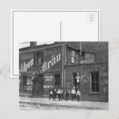 1910年、酒場の外に立つ新聞少年 ポストカード (正面/裏面)