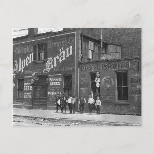 1910年、酒場の外に立つ新聞少年 ポストカード