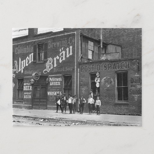 1910年、酒場の外に立つ新聞少年 ポストカード (正面)