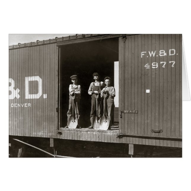 1910年、鉄道車両で働く少年たち (正面横)