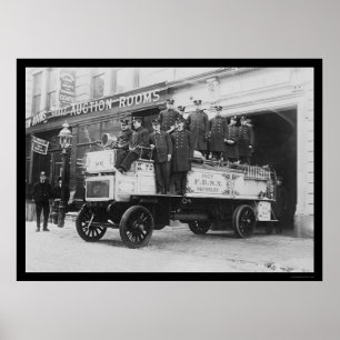1912年ニューヨーク市で消防士が消防車でポーズ ポスター