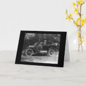 1914誇りを持った年の車の車輪の後ろの女性 カード (黄色い花)