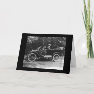 1914誇りを持った年の車の車輪の後ろの女性 カード