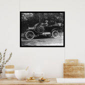 1914誇りを持った年の車の車輪の後ろの女性 ポスター (キッチン)