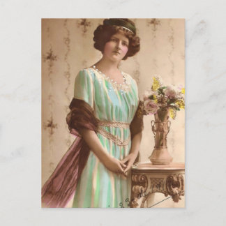 1917年のビクトリア朝の女性と花瓶 ポストカード