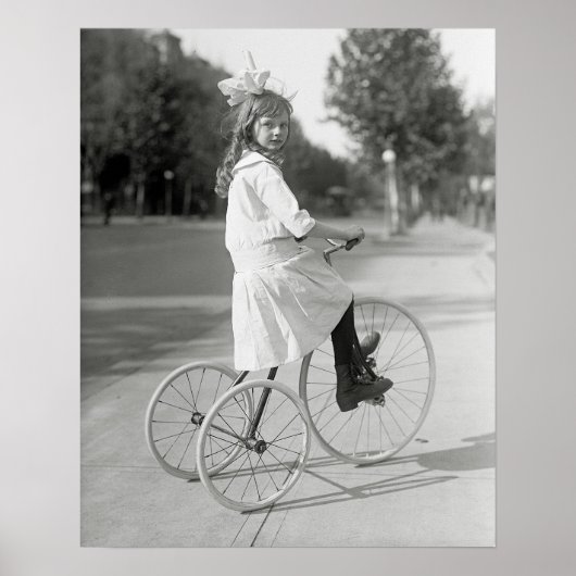 1917年、少女の三輪車乗り。ヴィンテージ写真 ポスター (正面)