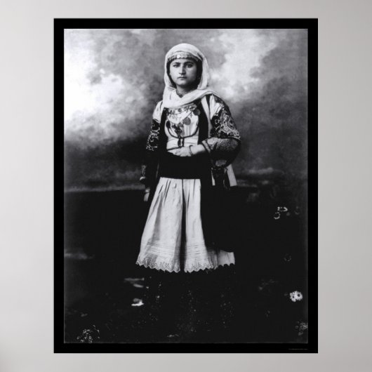 1920年のギリシャの古い衣装を着た女性 ポスター (正面)