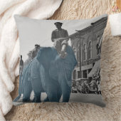 1920年のサーカスの青い象の行進 クッション (ブランケット)