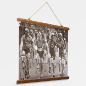 1920年のツアーの親密なポートレート 吊り下げ型タペストリー (傾斜あり)