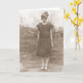 1920年のヴィンテージの衣装を着たハロウィンガール カード (黄色い花)