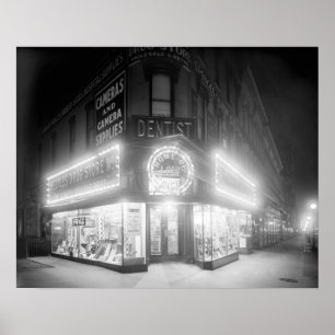1920年の夜のコーナーストア。ヴィンテージ写真 ポスター