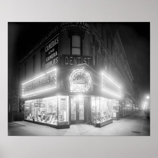 1920年の夜のコーナーストア。ヴィンテージ写真 ポスター (正面)