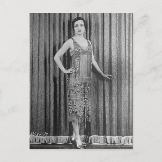 1920年代のフラッパー少女のヴィンテージ白黒の写真 ポストカード (正面)