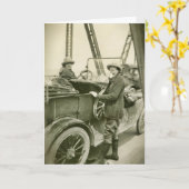 1920年代のヴィンテージスポーツウェアポーズの女性と自動 カード (黄色い花)