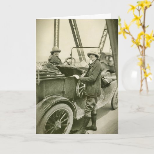 1920年代のヴィンテージスポーツウェアポーズの女性と自動 カード (黄色い花)