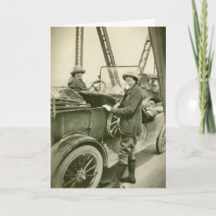 1920年代のヴィンテージスポーツウェアポーズの女性と自動 カード