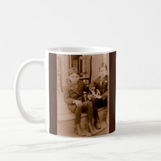 1920年代の2人の男の子1匹 コーヒーマグカップ (左)
