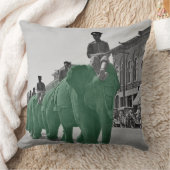 1920年頃の緑の象の3月 クッション (ブランケット)