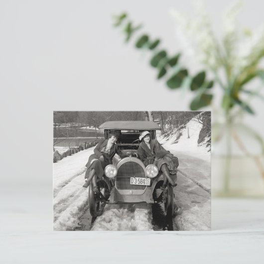 1920年、女性が自動車でポーズをとる ポストカード (スタンド正面)