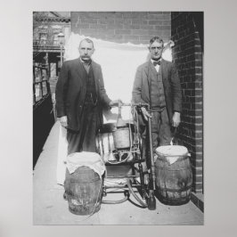 1920年、密造酒製造装置を陳列する捜査官。ヴィンテージ ポスター