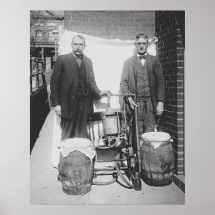 1920年、密造酒製造装置を陳列する捜査官。ヴィンテージ ポスター