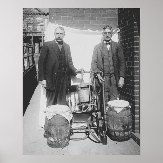 1920年、密造酒製造装置を陳列する捜査官。ヴィンテージ ポスター (正面)