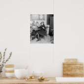 1922年に隠されたフラスコを持つ女性。ヴィンテージ写真 ポスター (キッチン)