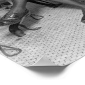 1922年に隠されたフラスコを持つ女性。ヴィンテージ写真 ポスター (角)